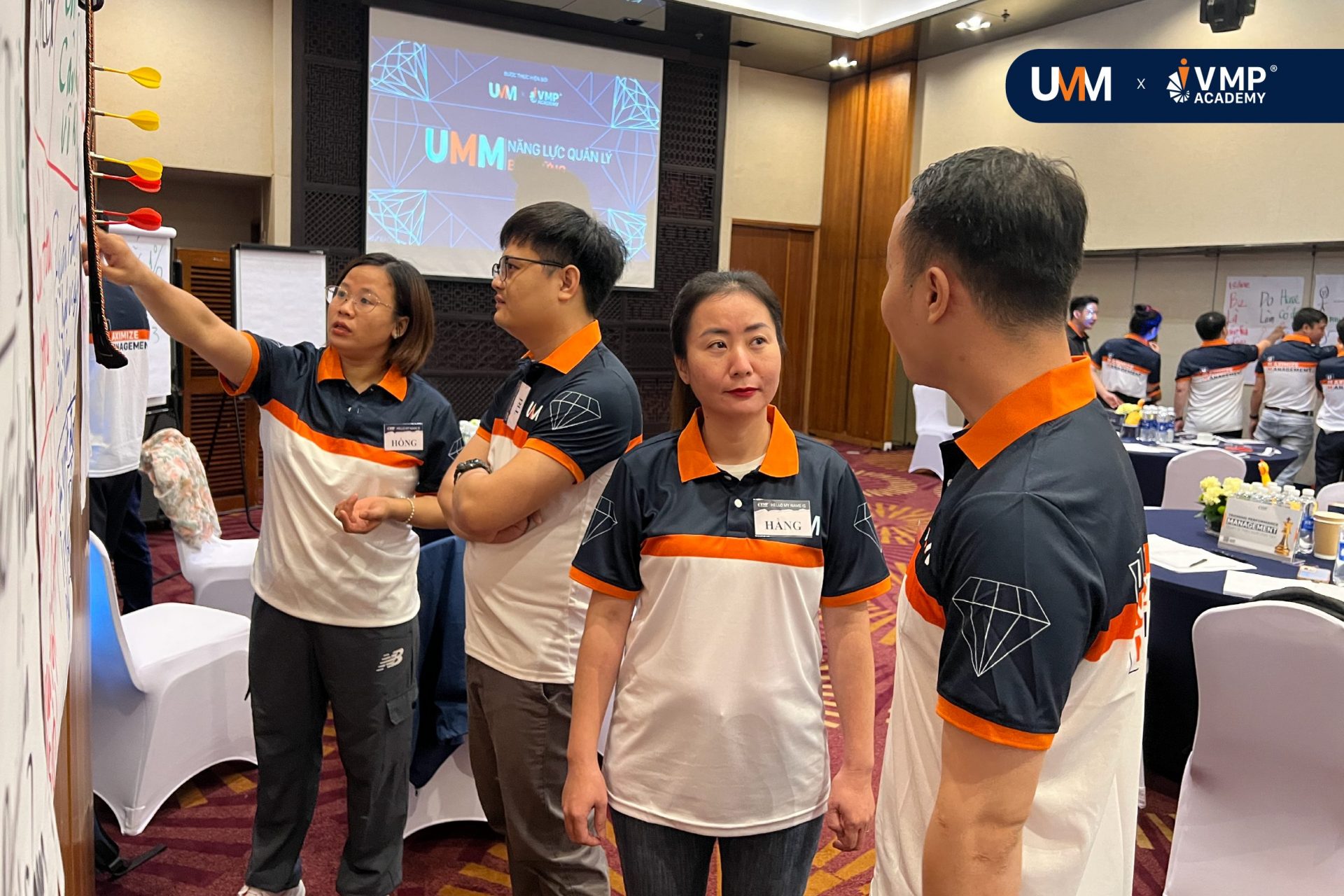 Tạo môi trường giao tiếp mở là cách giúp quản lý xây dựng văn hóa làm việc tích cực. Tạo môi trường giao tiếp mở là cách giúp quản lý xây dựng văn hóa làm việc tích cực.